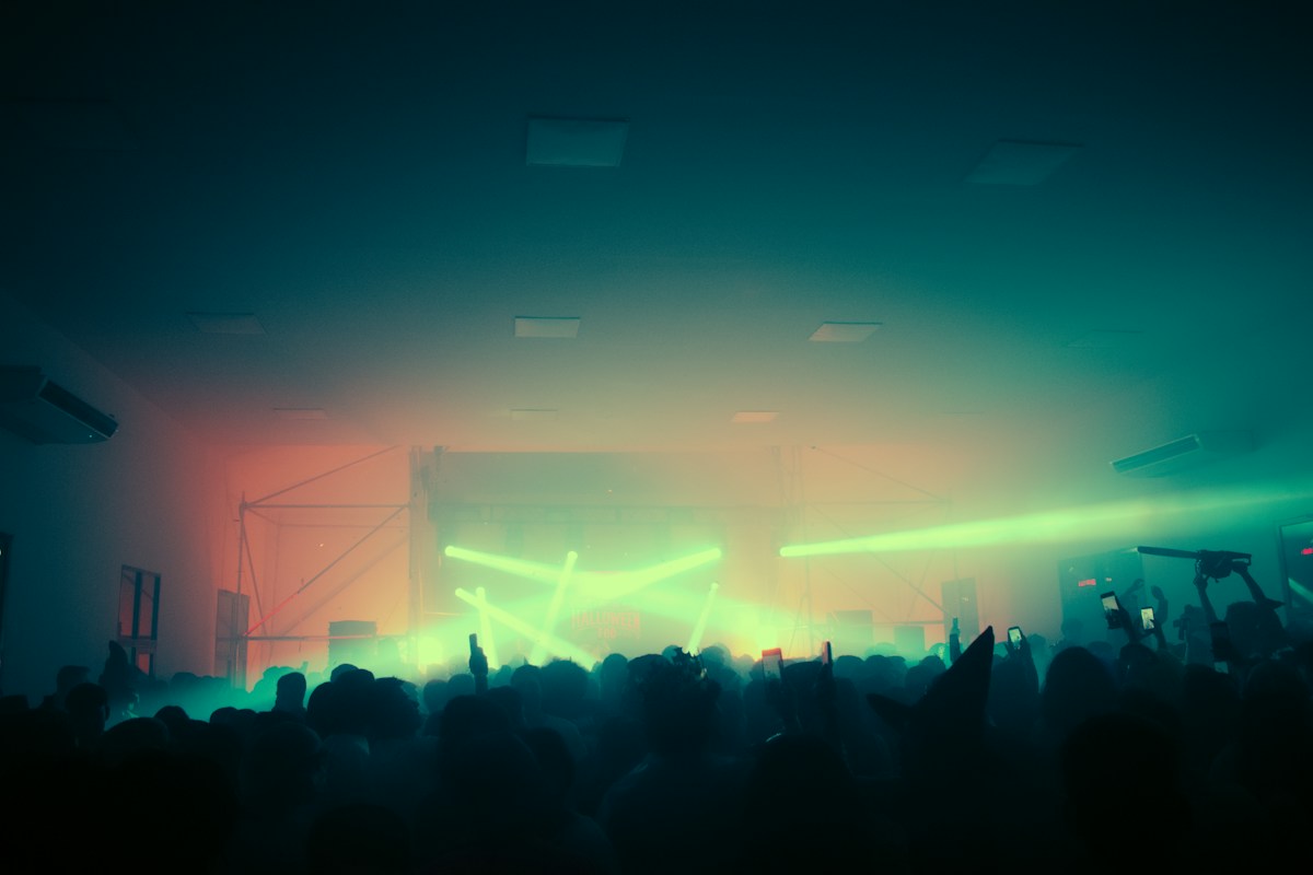 Público frente a un escenario de música en vivo