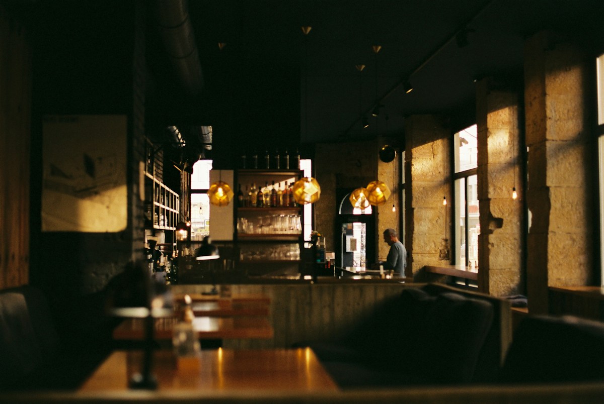 Interior de un restaurante con iluminación cálida